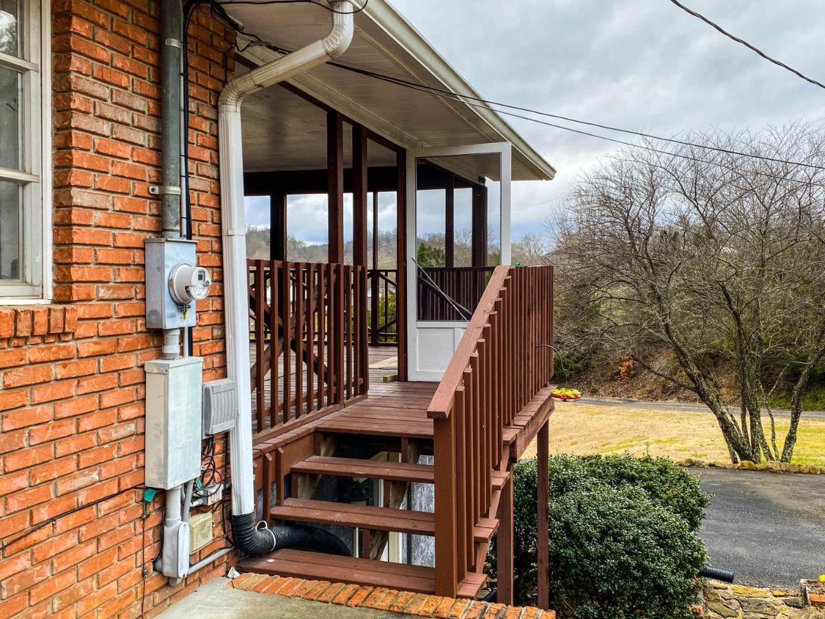 Mid-Century Vintage Brick Ranch Upstairs Guesthouse Sevierville Exterior foto